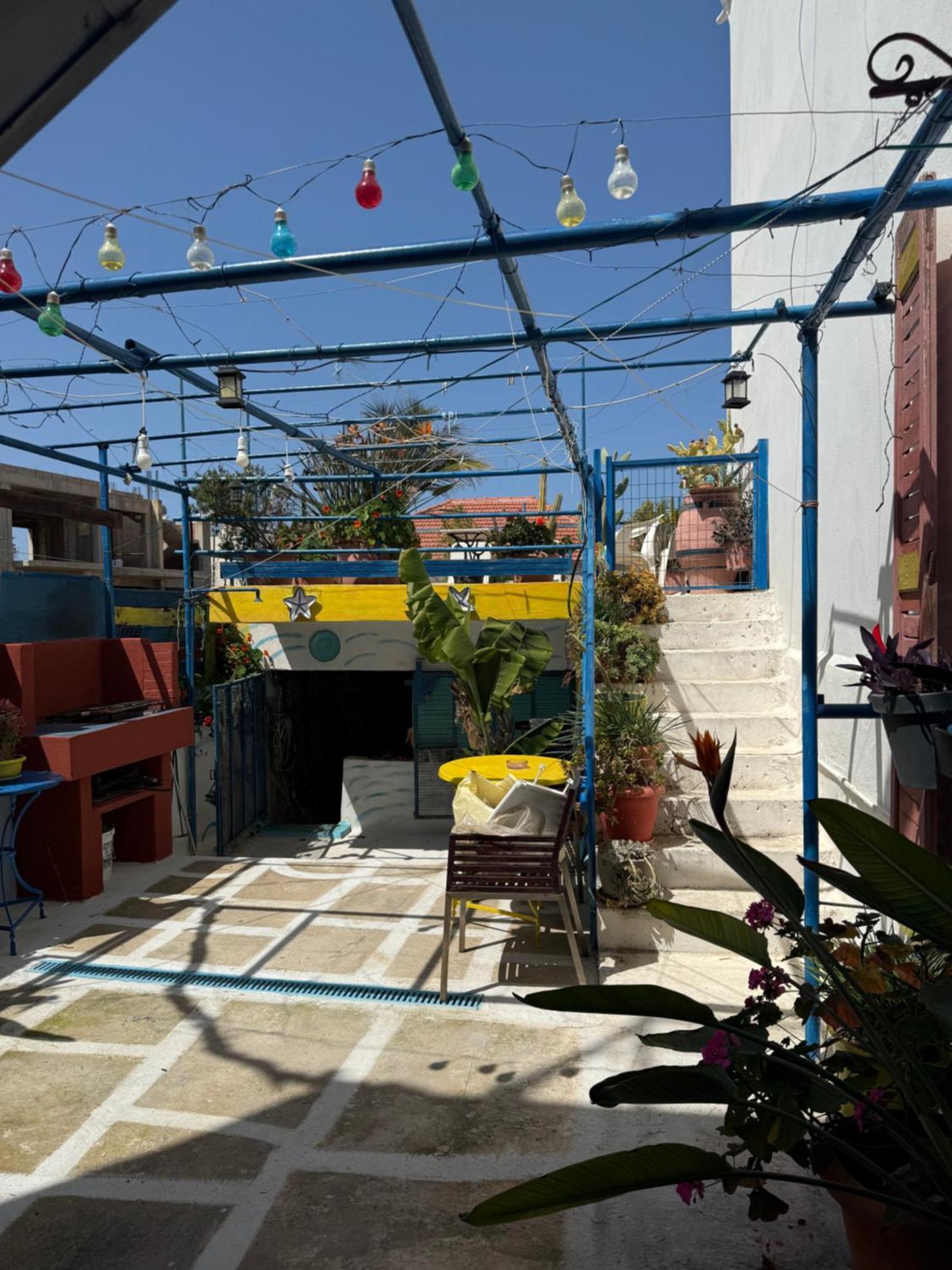 2-bedroom Blue & White House With Garden And * Plataniás