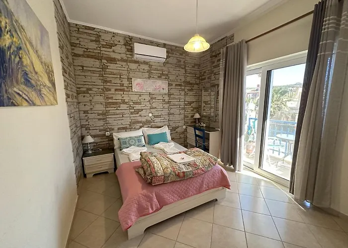 2-Bedroom Blue & White House With Garden And Beach
