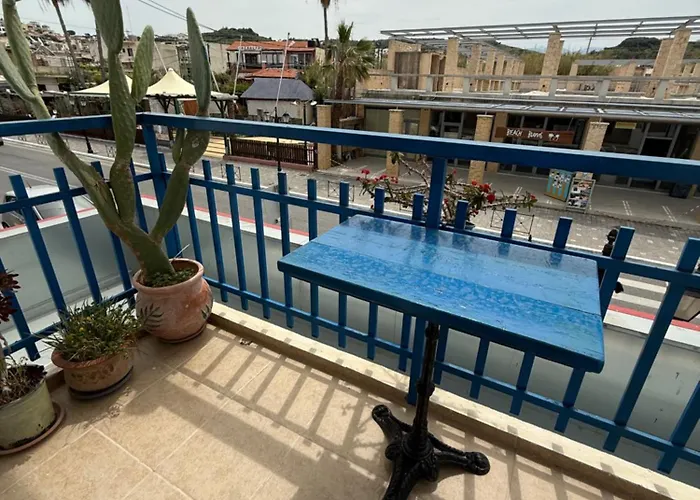 2-Bedroom Blue & White House With Garden And Beach