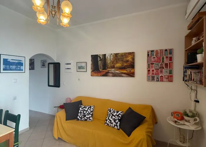 2-Bedroom Blue & White House With Garden And Beach