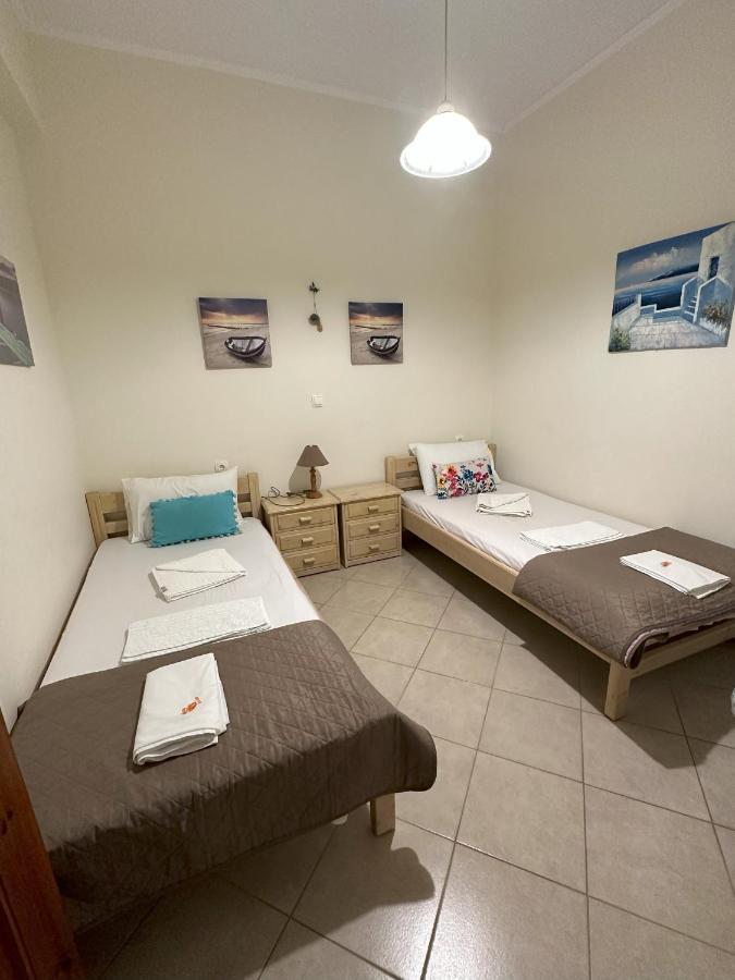 2-bedroom Blue & White House With Garden And