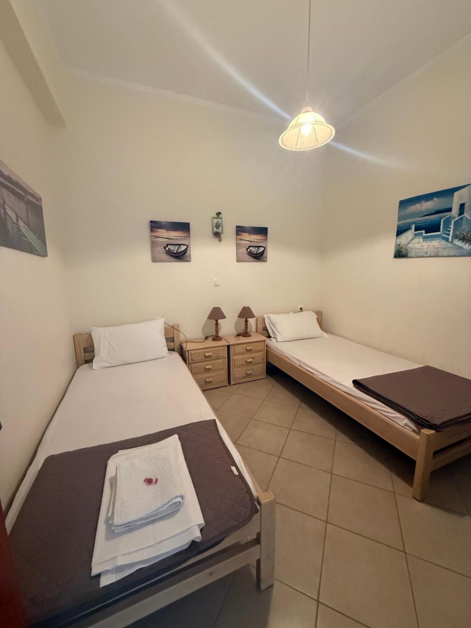 2-bedroom Blue & White House With Garden And Holiday home